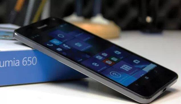 लुमिया 950 मध्ये 5.2 इंच डिस्प्ले आहे तर 950XL मध्ये 5.7 डिस्प्ले देण्यात आला आहे. या दोन्ही स्मार्टफोनमध्ये 21 मेगापिक्सल रिअर कॅमेरा देण्यात आला आहे. 