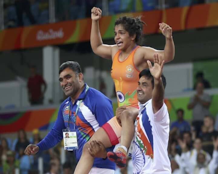 करिअरच्या सुरुवातीला साक्षी आखाड्यात मुलांसोबत कुस्ती खेळायची.