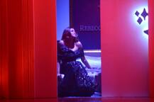 फॅशन शोदरम्यान बॅकस्टेजवर सुष्मिता सेन!