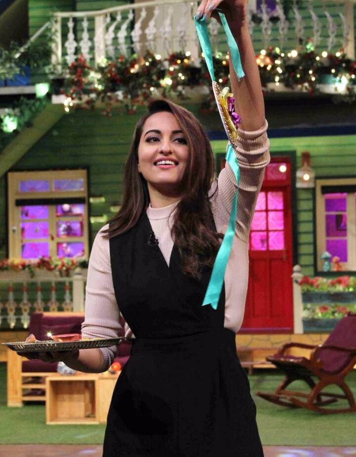 कारण या कार्यक्रमाला येताना सोनाक्षीने आपल्यासोबत राखी घेऊन आली होती. ही राखी ती कपिलला बांधणार होती.