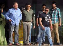 सलमानच्या घरी आल्या लाडक्या बहिणी! 