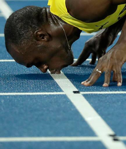 बोल्टने सलग तीन वेळा ऑलिम्पिकच्या 100 आणि 200 मीटरच्या स्पर्धेत सुवर्ण पदक जिंकण्याचा विक्रम केला आहे. बोल्टने ही स्पर्धा 19.78 सेकंदात पूर्ण केली. या पर्वातील बोल्टचा हा नवा विक्रम आहे.