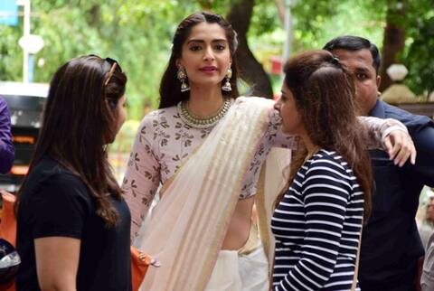 सोनम कपूरचा देसी लूक सोनम कपूरचा देसी लूक