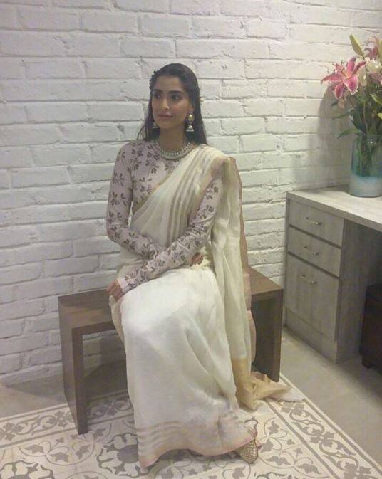 सोनम कपूरचा खास लूक