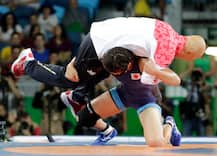 सुवर्ण पदक विजयाच्या आनंदात 'तिने' प्रशिक्षकालाच चीतपट केलं