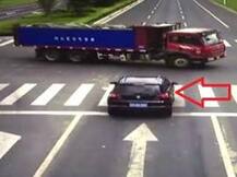 ट्रकखाली भरधाव कार घुसली, थरार कॅमेऱ्यात कैद