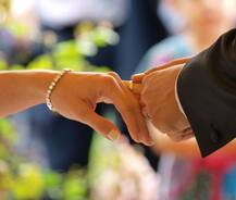 प्रेमाचं नातं मजबूत करण्यासाठी 10 टीप्स