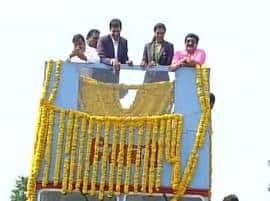 Nilambari Bus To Welcome Pv Sindhu And Her Coach मुंबईच्या 'निलांबरी'तून पीव्ही सिंधूंची हैदराबादेत जंगी मिरवणूक