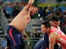 प्रशिक्षकांचा मॅटवरच कपडे काढून पंचांच्या निर्णयाचा निषेध