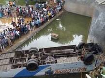 बस कालव्यात कोसळून 10 जणांना जलसमाधी, 18 जखमी