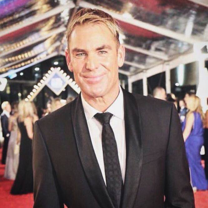 आंतरराष्ट्रीय क्रिकेटच्या टॉप 5 मालिकावीरांची यादी पाहिल्यास पाचव्या स्थानावर ऑस्ट्रेलियाच्या शेन वॉर्नचा क्रमांक आहे. शेन वॉर्नने 145 कसोटी सामन्यांमधून 8 वेळा मालिकावीराचा मान मिळवला.