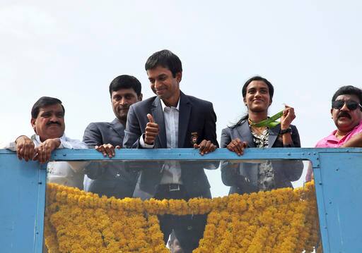 ओपन डेकची सुविधा असलेली निलांबरी रविवारी सकाळीच हैदराबादमध्ये दाखल झाली. पीव्ही सिंधू आणि तिचे प्रशिक्षक पुलेला गोपीचंद हे आजच भारतात परतले. त्यानंतर हैदराबादमध्ये त्यांची जंगी मिरवणूक काढण्यात येत आहे.