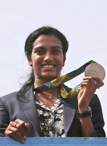 पीव्ही सिंधूने रिओ ऑलिम्पिकमध्ये महिला एकेरी बॅडमिंटनच्या अंतिम लढतीत वर्ल्ड नंबर वन कॅरोलिना मरिनशी मुकाबला केला.