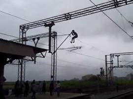 Mira Road Railway Station ओव्हरहेड वायरच्या धक्क्याने तरुण गंभीर जखमी, थरकाप उडवणारा व्हिडिओ