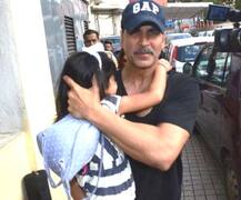 अक्षय कुमार आपल्या मुलीला कॅमेरापासून का दूर ठेवतोय?