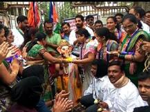 गणपतीचा मुखवटा घालून मिरवणूक, प्रसादात झंडूबाम, मनसेचं आंदोलन