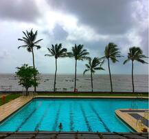 अभिनेता इम्रान खान फॅमिली टूरवर