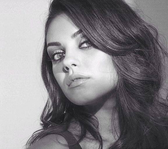 नवव्या स्थानी मीला कुनिसचा नंबर आहे, तिने चित्रपट आणि जाहिरातींद्वारे 11 कोटी डॉलर्स कमाई केली.