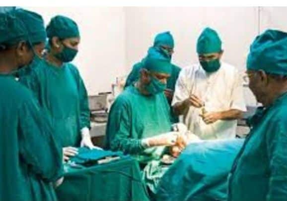  हेल्थकेअर: आधारकार्ड असल्यास फक्त रुग्णालयच नाही तर फार्मा लॅब आणि पॅथलॉजीमध्ये तुम्ही रुग्णाची माहिती देऊ शकता. आजकाल ई-हॉस्पिटल सेवा उपलब्ध आहे. त्यामुळे आधारकार्डच्या आधारे तुम्ही अपॉईंटमेंट घेऊ शकतात.