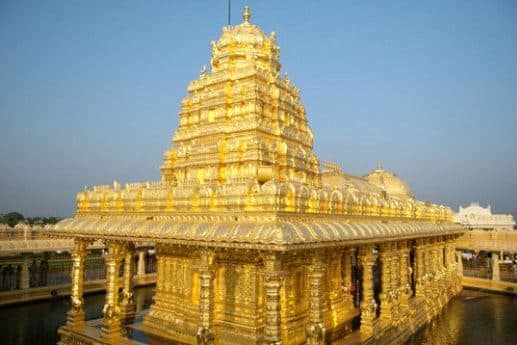 मंदिरातील पूजेसाठी: तिरुपती बालाजी मंदिरात अंगप्रदक्षिणम याच्या बुकींगसाठी आधार कार्ड नुकतंच अनिवार्य करण्यात आलं आहे. याचा फायदा असा आहे की, एकच व्यक्ती वारंवार अंगप्रदक्षिणम करु शकणार नाही. कारण की, यासाठी भाविकांची बरीच गर्दी असते. 