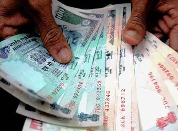 पेन्शन योजना: ईएनपीएस गुंतवणूकदारांना घरबसल्या पेन्शन योजनेत खातं सुरु करण्याची सुविधा देतं. यासाठी फक्त तुम्हाला आधार, पॅनकार्ड आणि इंटरनेटची आवश्यकता आहे. केंद्र सरकारनं सर्व सरकारी पेन्शनधारकांना आधारकार्ड अनिवार्य केलं आहे.