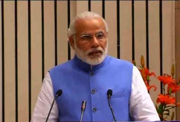 याशिवाय मोदी सरकारनं आपल्या अनेक योजनांसाठी आधारकार्ड अनिवार्य केलं आहे. 