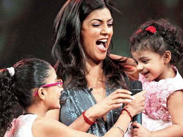 अभिनेत्री सुस्मीता सेननं आपल्या दोन्ही मुलींना दत्तक घेतलं आहे.