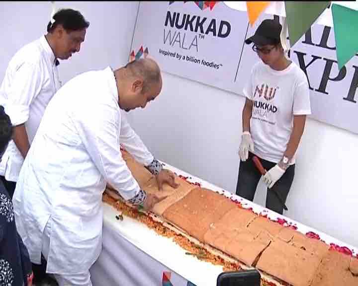 23 ऑगस्ट 2001 ला धीरज गुप्ता या व्यक्तीनं वडापावला इंडियन बर्गरचं रुप देत, जंबो वडापाव फूड चेन सुरु केली. त्यानिमित्तानंच त्यांच्या 9 शहरातल्या शाखा हा जागतिक वडापाव दिन साजरा करतात. इतरांनीही त्यांचं अनुकरण करायला सुरुवात केली आहे. वडापाव हे खरंतर सामान्यांचं फूड. मुंबईत गिरणी कामगारांच्या संस्कृतीत हे पटकन रुजलं. खायला काही प्लेट लागत नाही ना चमचा. जितकं लवकर बनतो, तितक्याच लवकर खाल्लाही जातो. त्यामुळेच मुंबईच्या कामगार संस्कृतीची तो ओळख बनला. आज मुंबईत दिवसाला जवळपास 18 ते 20 लाख वडापाव खपतात.