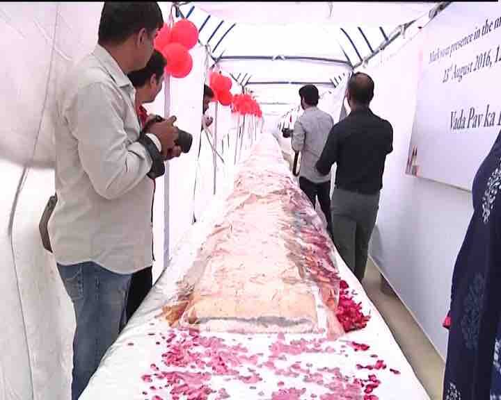 वडापावला आपण मराठी माणसं खूपच लाईटली घेतो. पण त्याचं महत्व महाराष्ट्राच्या बाहेर आल्यावर कळतं. या महोत्सवात गर्दी केलेल्या दिल्लीकरांना विचारा ते किती मिस करतात आपला वडापाव. अशा पद्धतीनं वडापाव दिन दिल्लीत साजरा झाला…निमित्त काहीही असेना, पण त्यानिमित्तानं महाराष्ट्राची खाद्यसंस्कृती बाहेर पोहचते आहे. वडापावची दखल बड्या बड्या कॉर्र्पोरेट जायंटसनाही घ्यावीशी वाटते आहे, हे जास्त महत्वाचं आहे.