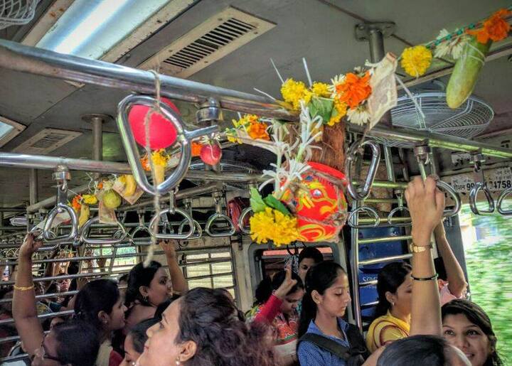 गोकुळाष्टमीच्या आदल्या दिवशी एका महिला प्रवाशाने ही दहीहंडी फोडली. सोशल मीडियावरही या अनोख्या दहीहंडीचे फोटो व्हायरल झाले आहेत.