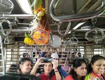 लोकलमध्येच महिला प्रवाशांची दहीहंडी