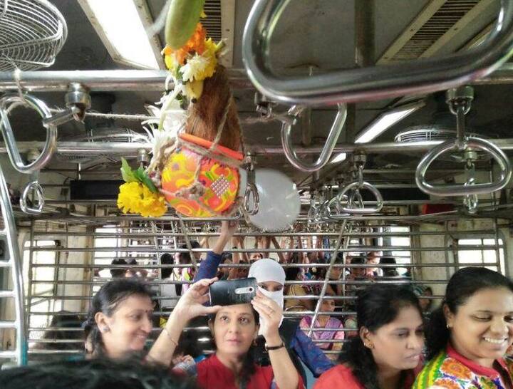 कर्जत-सीएसटी लोकलनं प्रवास करणाऱ्या महिलांनी ही गोकुळाष्टमी अनोख्या पद्धतीनं साजरी केली.