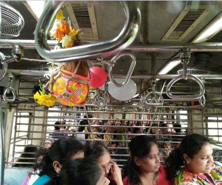 हौशी महिला प्रवाशांनी लोकलमधल्या हँडललाच दहीहंडी बांधली. या हंडीने साऱ्याच प्रवाशांचं लक्ष वेधलं. 