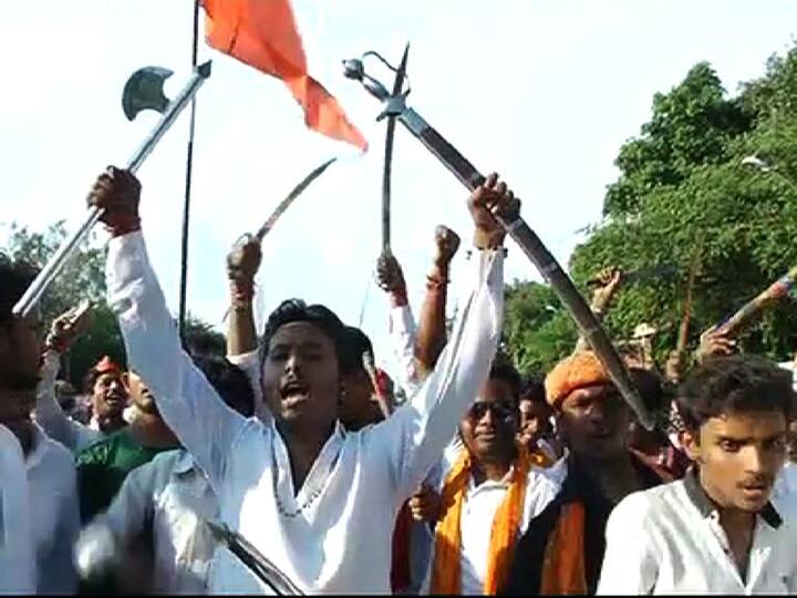 गोकुळाष्टमीच्या निमित्ताने दरवर्षी विश्व हिंदू परिषदेतर्फे शोभायात्रा काढण्यात येते. या शोभायात्रेत बजरंग दलाच्या कार्यकर्त्यांनी हातात तलवारी घेऊन भरपूर नारेबाजी केली.