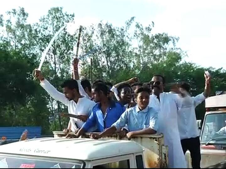 शस्त्र हवेत फिरवणे आणि त्यांचे अशाप्रकारे प्रदर्शन करणे बेकायदेशीर असल्याचं पोलिसांनी कार्यकर्त्यांना सांगितलं, तेव्हा हा प्रकार थांबला. 