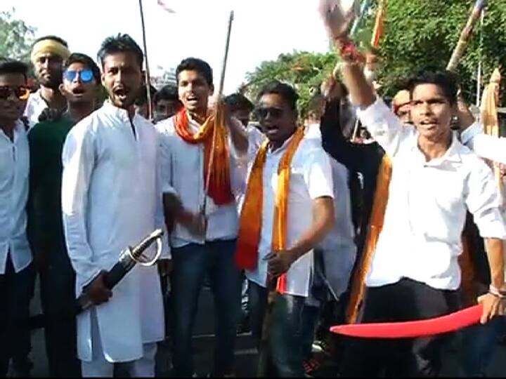 गेल्या वर्षीही अशाच शस्त्र प्रदर्शनासाठी बजरंग दलाला टीकेला सामोरं जावं लागलं होतं. मात्र यंदाही त्याची पुनरावृत्ती झाल्याने आश्चर्य व्यक्त केलं जात आहे.