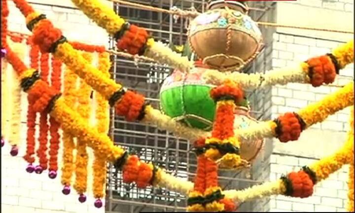 'कायदाभंग' असं या हंडीला नाव देण्यात आलं आहे.