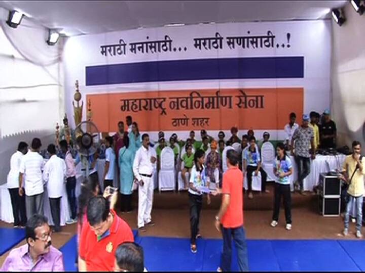 नऊ थर रचणाऱ्या गोविंदा पथकाला मनसेकडून 11 लाखांचं बक्षीसही जाहीर करण्यात आलं आहे.