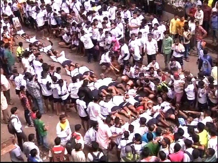 सर्वोच्च न्यायालायच्या आदेशाल न जुमानता मनसेनं ठाण्यातल्या नौपाड्यात तब्बल ४० फुटांवर हंडी बांधली आहे. 