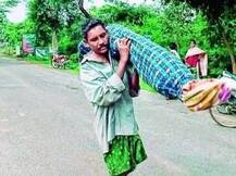 अॅम्ब्युलन्स न मिळाल्याने पत्नीचा मृतदेह खांद्यावर, मुलीसह 10 किमी पायपीट