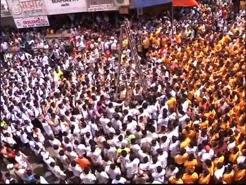 ...यांनी थेट शिडी लावूनच हंडी फोडली! ...यांनी थेट शिडी लावूनच हंडी फोडली!