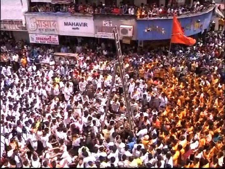 या गोविंदा पथकानं थेट शिडी लावून हंडी फोडली.