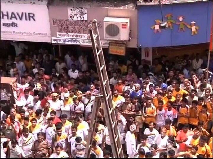 शिडी लावून हंडी फोडून या पथकानं सुप्रीम कोर्टाच्या निर्णयाचा निषेध केला. 