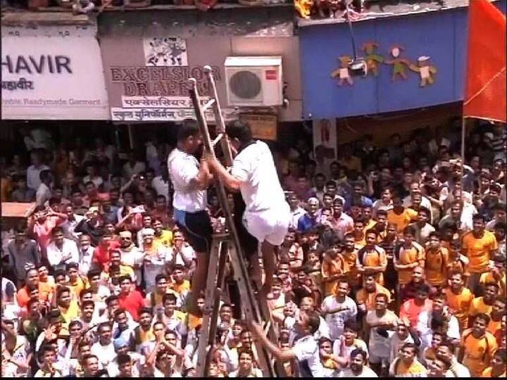काही मंडळांनी सर्वोच्च न्यायालयाच्या निकालाविरोधात एल्गार पुकारला असला, तरीही काही मंडळांनी न्यायालयाने आखून दिलेल्या नियमांमध्येच सण साजरं करायचं ठरवलं