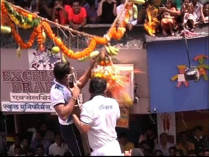 पोलिस कारवाई टाळण्यासाठी काही पथकांनी 20 फुटांच्या आतच हंडी बांधायचं ठरवलं आहे.