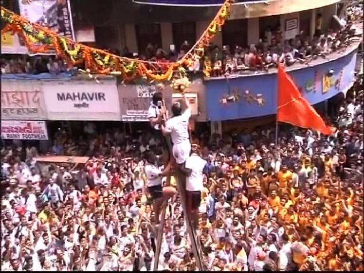 दरम्यान आजच्या दिवशी अनेक गोविंदा पथक वेगवेगळ्या पद्धतीने हा सण साजरा करत आहे.