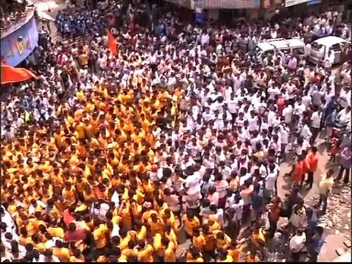 दादरमध्ये कोकणनगर मंडळाने जमिनीवर झोपून 9 थर रचत आपला 