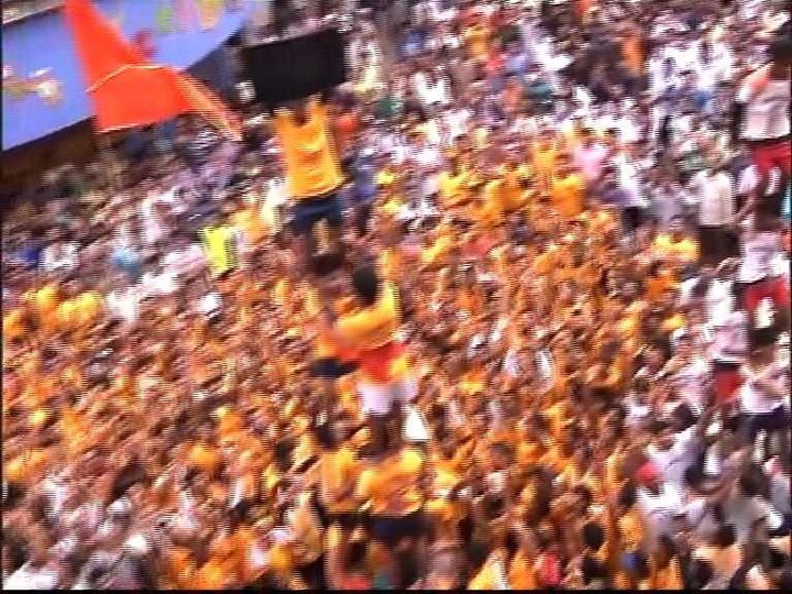 तर अनेक मंडळांतील गोविदानं शेवटच्या थरावर चढून काळी निशाण दाखवत आपला निषेध व्यक्त केला