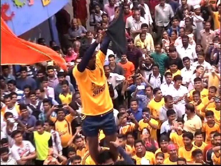 तर अनेक मंडळांतील गोविदानं शेवटच्या थरावर चढून काळी निशाण दाखवत आपला निषेध व्यक्त केला