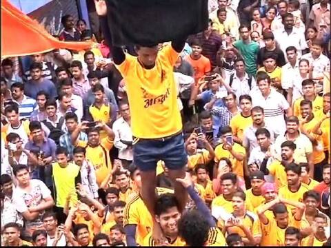 गोविंदांचा शेवटच्या थरावर चढून निषेध! गोविंदांचा शेवटच्या थरावर चढून निषेध!